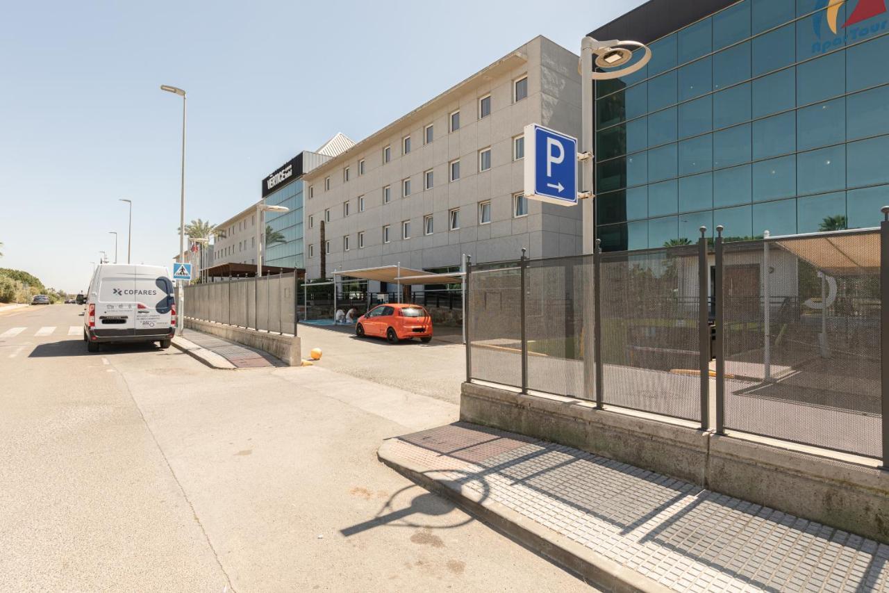 Apartment With Free Parking And Pool Bormujos Exteriér fotografie