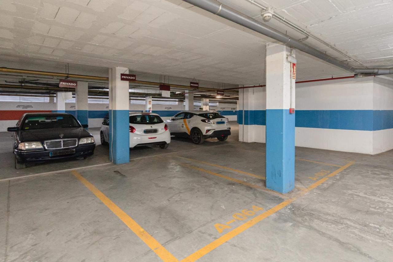 Apartment With Free Parking And Pool Bormujos Exteriér fotografie